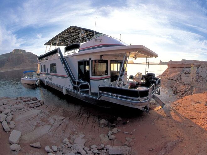 BARCO | No Arizona, Estados Unidos. O 59' Discovery Series oferece aquecimento central e ar condicionado, um deck superior atualizado e salas de estar e de jantar amplas, que tornam este barco uma ótima opção para grupos. €837/noite