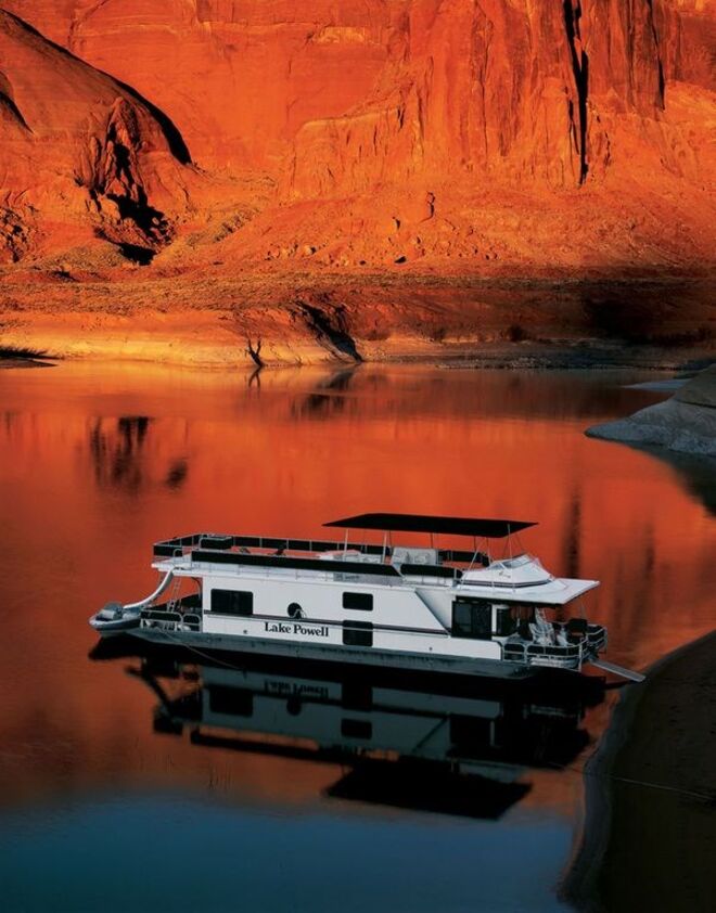 BARCO | No Arizona, Estados Unidos. O 59' Discovery Series oferece aquecimento central e ar condicionado, um deck superior atualizado e salas de estar e de jantar amplas, que tornam este barco uma ótima opção para grupos. €837/noite