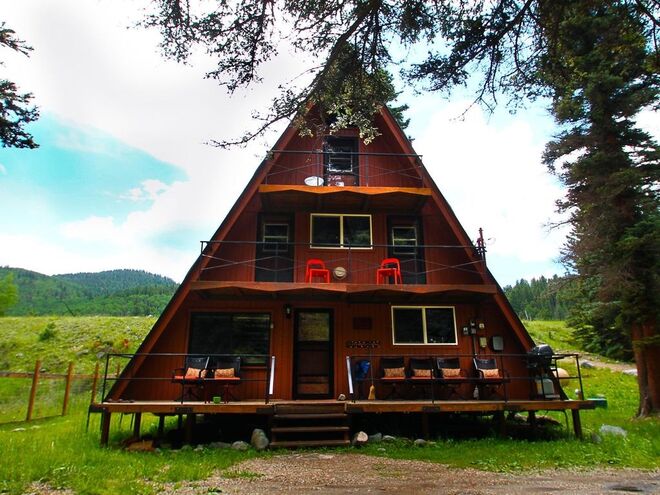 CABANA | No Novo México, nos Estados Unidos. São 3 quartos e varandas que se abrem para uma vista deslumbrante para as montanhas ou para o rio. €246/noite