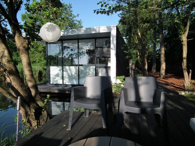 CASA FLUTUANTE | Em Giethoorn, na Holanda. Divide-se entre dois quartos e uma casa de banho. Um cenário único para relaxar e um bom ponto de partida para explorar as várias atrações de Overijssel, Giethoorn e o Parque Nacional Weerribben-Wieden. € 115/noite