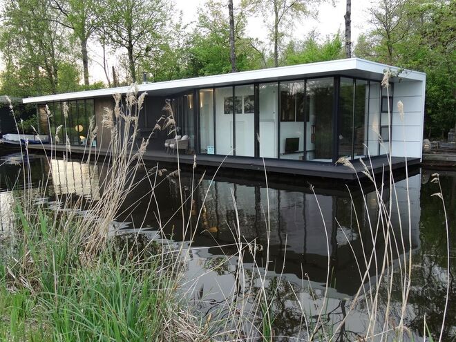 CASA FLUTUANTE | Em Giethoorn, na Holanda. Divide-se entre dois quartos e uma casa de banho. Um cenário único para relaxar e um bom ponto de partida para explorar as várias atrações de Overijssel, Giethoorn e o Parque Nacional Weerribben-Wieden. € 115/noite