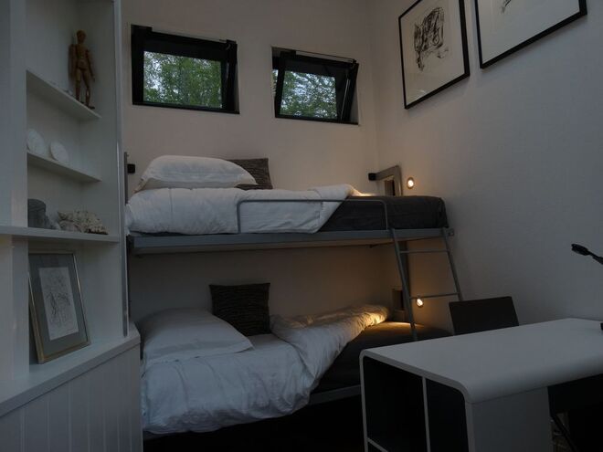 CASA FLUTUANTE | Em Giethoorn, na Holanda. Divide-se entre dois quartos e uma casa de banho. Um cenário único para relaxar e um bom ponto de partida para explorar as várias atrações de Overijssel, Giethoorn e o Parque Nacional Weerribben-Wieden. € 115/noite