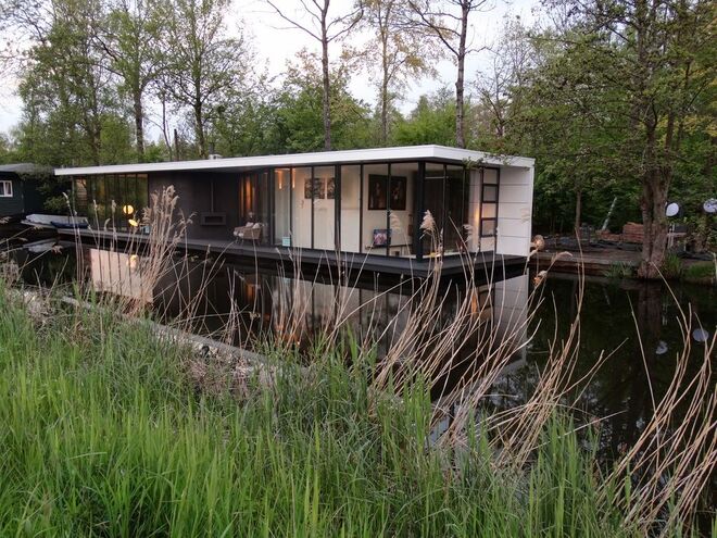 CASA FLUTUANTE | Em Giethoorn, na Holanda. Divide-se entre dois quartos e uma casa de banho. Um cenário único para relaxar e um bom ponto de partida para explorar as várias atrações de Overijssel, Giethoorn e o Parque Nacional Weerribben-Wieden. € 115/noite