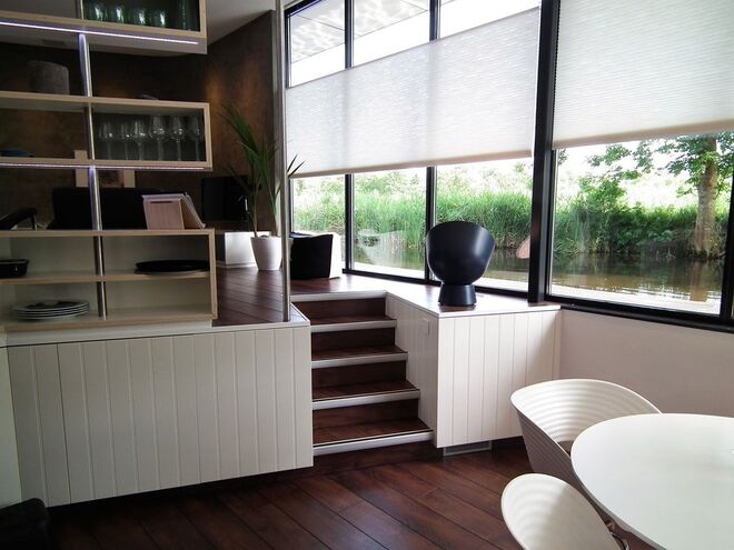 CASA FLUTUANTE | Em Giethoorn, na Holanda. Divide-se entre dois quartos e uma casa de banho. Um cenário único para relaxar e um bom ponto de partida para explorar as várias atrações de Overijssel, Giethoorn e o Parque Nacional Weerribben-Wieden. € 115/noite