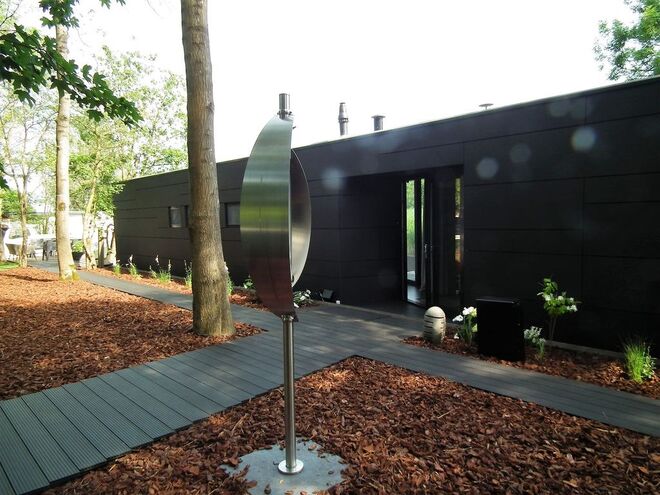 CASA FLUTUANTE | Em Giethoorn, na Holanda. Divide-se entre dois quartos e uma casa de banho. Um cenário único para relaxar e um bom ponto de partida para explorar as várias atrações de Overijssel, Giethoorn e o Parque Nacional Weerribben-Wieden. € 115/noite