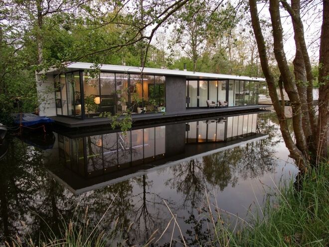 CASA FLUTUANTE | Em Giethoorn, na Holanda. Divide-se entre dois quartos e uma casa de banho. Um cenário único para relaxar e um bom ponto de partida para explorar as várias atrações de Overijssel, Giethoorn e o Parque Nacional Weerribben-Wieden. € 115/noite