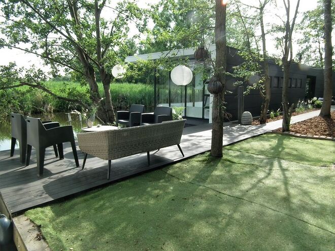 CASA FLUTUANTE | Em Giethoorn, na Holanda. Divide-se entre dois quartos e uma casa de banho. Um cenário único para relaxar e um bom ponto de partida para explorar as várias atrações de Overijssel, Giethoorn e o Parque Nacional Weerribben-Wieden. € 115/noite