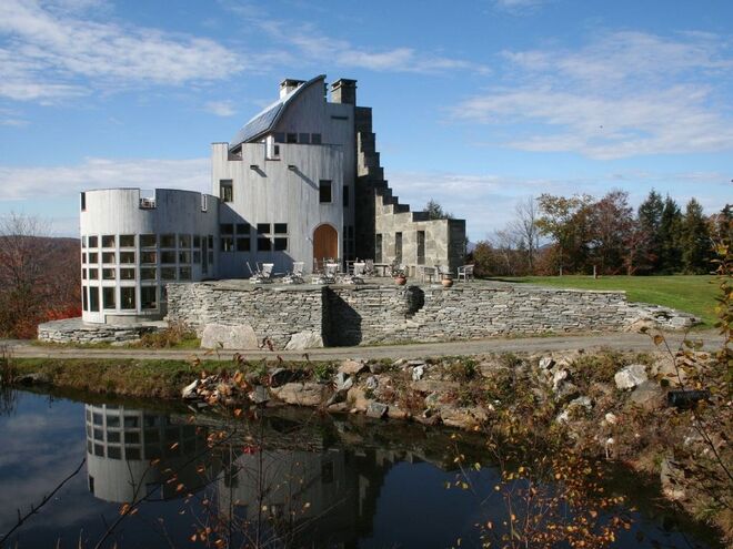 CASTELO ESCOCÊS | Em Vermont, nos Estados Unidos. Fica apenas a alguns minutos de várias estâncias de ski e tem 6 quartos e 5 casas de banho. €593/noite