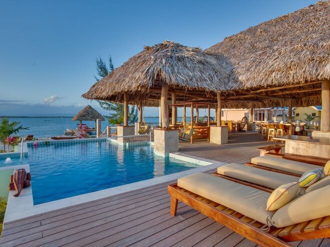 ILHA DESERTA | Em Belize, nas Caraíbas. Tem 5 quartos, 6 casas de banho e uma piscina. €1668/noite