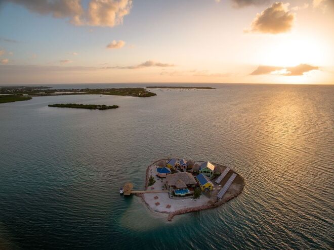 ILHA DESERTA | Em Belize, nas Caraíbas. Tem 5 quartos, 6 casas de banho e uma piscina. €1668/noite