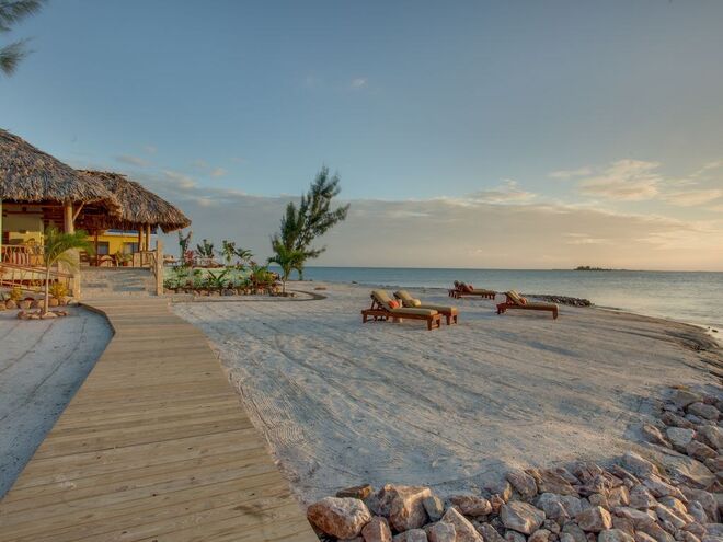 ILHA DESERTA | Em Belize, nas Caraíbas. Tem 5 quartos, 6 casas de banho e uma piscina. €1668/noite