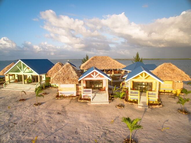 ILHA DESERTA | Em Belize, nas Caraíbas. Tem 5 quartos, 6 casas de banho e uma piscina. €1668/noite