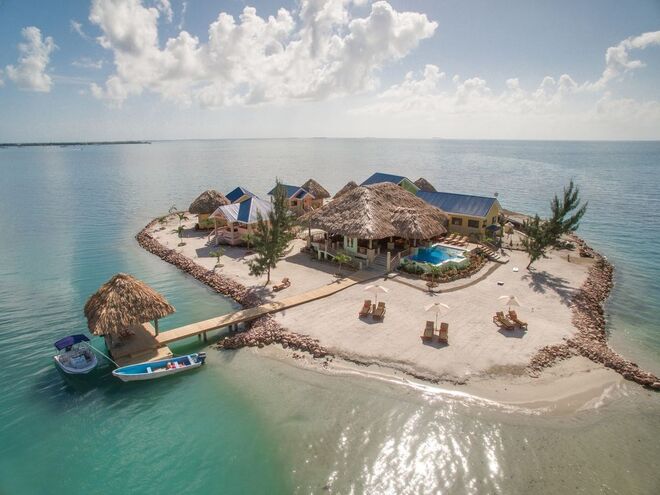 ILHA DESERTA | Em Belize, nas Caraíbas. Tem 5 quartos, 6 casas de banho e uma piscina. €1668/noite