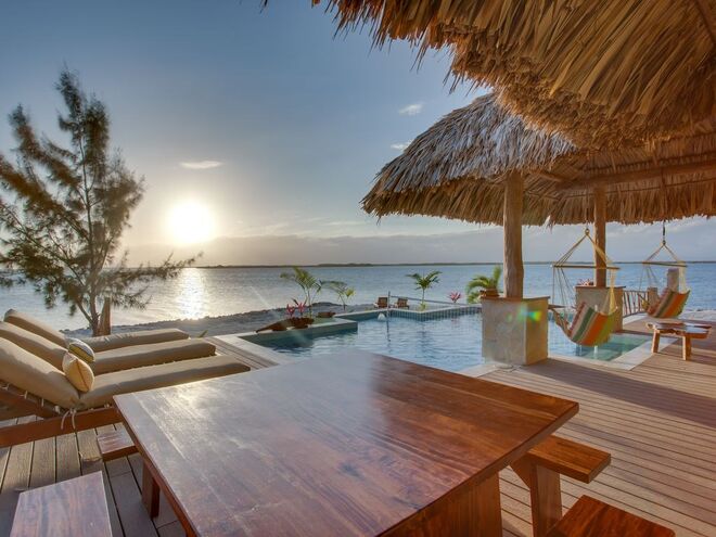 ILHA DESERTA | Em Belize, nas Caraíbas. Tem 5 quartos, 6 casas de banho e uma piscina. €1668/noite