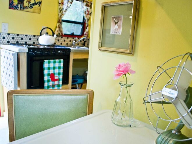 ROULOTTE | No Texas, nos Estados Unidos. Foi totalmente renovada, com um toque retro. É o lugar perfeito para fugir e rodear-se pela natureza de Wimberley Hill Country. Está equipada com se fosse uma casa. €121/noite