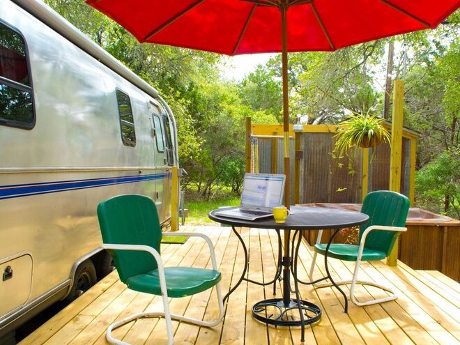 ROULOTTE | No Texas, nos Estados Unidos. Foi totalmente renovada, com um toque retro. É o lugar perfeito para fugir e rodear-se pela natureza de Wimberley Hill Country. Está equipada com se fosse uma casa. €121/noite