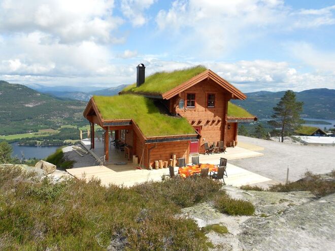 TELHADO DE RELVA | Em Telemark, na Noruega. Tem 3 quartos, 7 camas, cozinha equipada, sauna, lareira e televisão. €100/noite