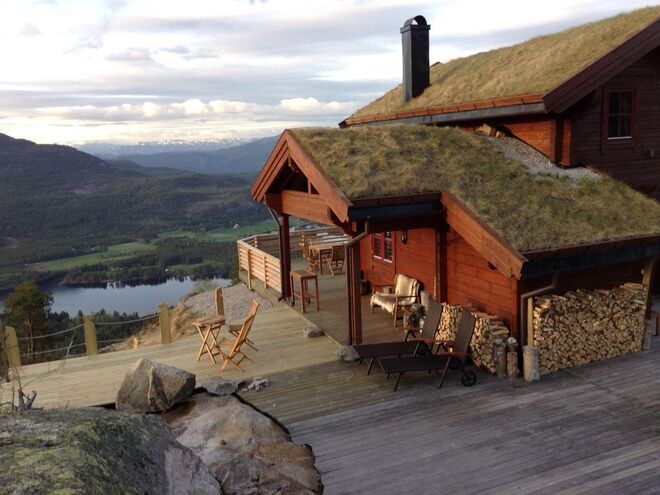 TELHADO DE RELVA | Em Telemark, na Noruega. Tem 3 quartos, 7 camas, cozinha equipada, sauna, lareira e televisão. €100/noite