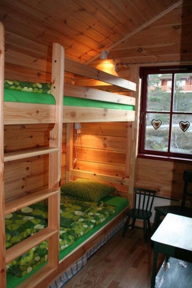 TELHADO DE RELVA | Em Telemark, na Noruega. Tem 3 quartos, 7 camas, cozinha equipada, sauna, lareira e televisão. €100/noite