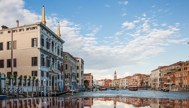 AMAN VENICE | Veneza, Itália. Trata-se de um palácio do século XVI, adquirido pelo grupo hoteleiro Aman. Foi neste hotel que George Clooney e Amal se casaram, em 2014. Brad Pitt, Angelina Jolie, Matt Damon e Cindy Crawford foram alguns dos convidados. 