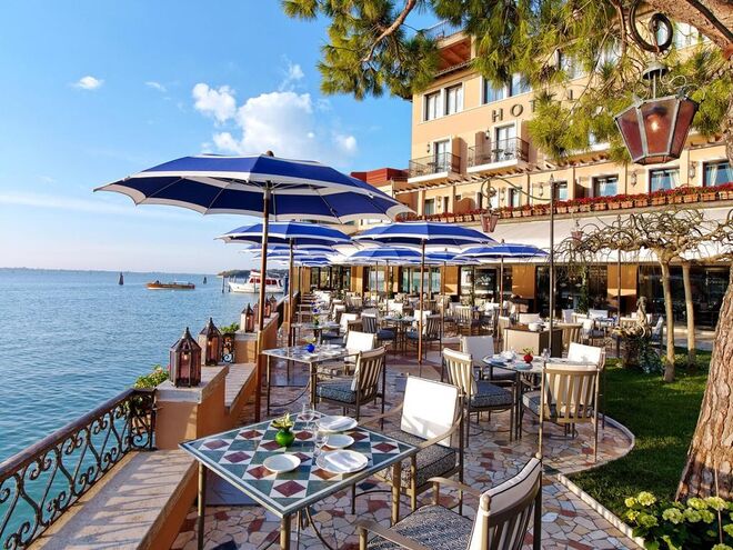 BELMONTD HOTEL CIPRIANI | Veneza, Itália. O hotel é propriedade da família Guinness e tornou-se um paraíso escondido do centro de Veneza. Gwyneth Paltrow, Jennifer Lopez, Leonardo DiCaprio e Brad Pitt não resistiram a passar ali uns dias. O ator George Clooney chegou a desenhar um cocktail para o Gabbiano, bar do hotel.