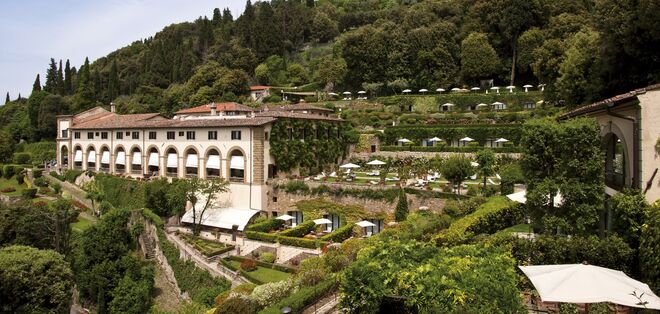 BELMOND VILLA SAN MICHELE | Florença, Itália. Foi aqui que se instalaram as irmãs Kardashian, por ocasião do casamento de Kim e Kanye West, em 2014. O hotel era um antigo mosteiro da época renascentista e agora é um dos mais conhecidos de Itália. A fachada da propriedade deve-se a Miguel Ângelo. Julia Roberts, Elton John e o príncipe Carlos têm por hábito passar aqui uns dias.