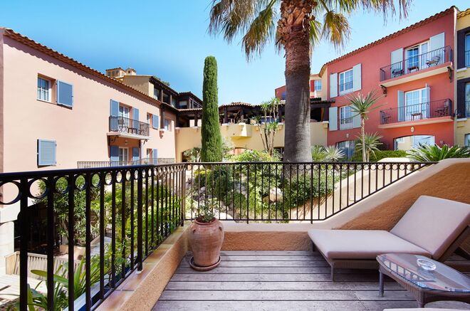 HOTEL BYBLOS | Saint-Tropez, França. Este hotel foi construído nos anos 60 por Jean-Prosper Gay-Para na esperança de conquistar Brigitte Bardot. Não o conseguiu. No entanto, este tornou-se um dos lugares mais desejados de celebridades como Grace Kelly, Mick Jagger, Cher, Rihanna, Beyoncé e Leonardo DiCaprio. Este ano, o hotel celebra os seus 50 anos de existência e, para a ocasião, associou-se a uma série de marcas de luxo como Dom Pérignon e Rolls Royce. 