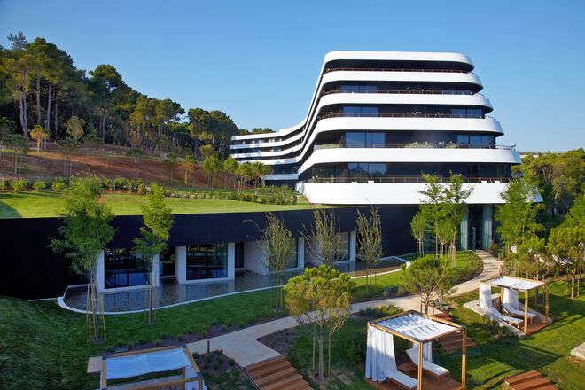 HOTEL LONE | Rovinj, Croácia. Um hotel com um design moderno e que à primeira vista parece um barco escondido no meio da floresta. Abriu em 2011 e, desde então, tem recebido músicos e atores. Donald Trump já por lá passou e parte do filme Diana (2013), com Naomi Watts, foi ali filmado. 
