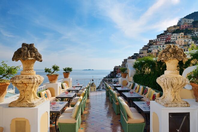 LA SIRENUSE | Positano, Itália. É daqui que são tiradas a maior parte das fotografias que vemos no Instagram da belíssima encosta de casas coloridas junto ao mar. Este é um dos hotéis mais famosos da Costa Amalfitana. Poppy Delevingne, Sienna Miller e Eddie Redmayne costumam ficar no La Sirenuse e a atriz Reese Witherspoon passou aqui a lua-de-mel em 2011.