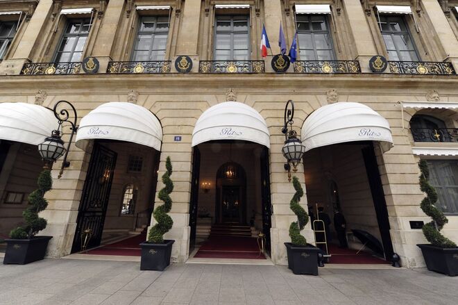 HOTEL RITZ | Paris, França. Elegância, moda e história cruzam-se neste hotel que abriu em 1898 e foi renovado o ano passado. No seu interior, existe uma suite dedicada a Coco Chanel (foi onde viveu durante muitos anos) e já acolheu figuras ilustres do mundo da moda como Gianni Versace, Yves Saint Laurent, Oscar de la Renta, Karl Lagerfeld e supermodelos dos anos 90, como Kate Moss, Naomi Campbell e Shalom Harlow. No cinema, surgiu em três filmes protagonizados por Audrey Hepburn. Foi também no seu restaurante que a princesa Diana jantou pela última vez, antes do trágico acidente de carro.