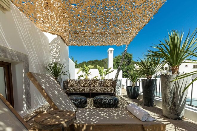 TTHE GIRI RESIDENCE | Ibiza, Espanha. Ibiza é conhecida pelo ambiente festivo, mas muitas celebridades preferem a zona norte da ilha, conhecida pelos seus spas e praias mais tranquilas. Jade Jagger e Kate Moss puseram este hotel no mapa. 