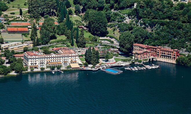 VILLA D’ESTE | Lago de Como, Itália. Definitivamente, um dos lugares mais românticos do mundo, cenário para o casamento dos atores John Krasinski e Emily Blunt, em 2010. Também John Legend e Chrissy Teigen passaram aqui a sua noite de núpcias. Antes de ser hotel, era uma casa privada, mas a sua beleza foi chamando a atenção de muitas personalidades, como Elizabeth Taylor ou Frank Sinatra. Alfred Hitchcock também gravou aqui o seu primeiro filme The Pleasure Garden (1925).