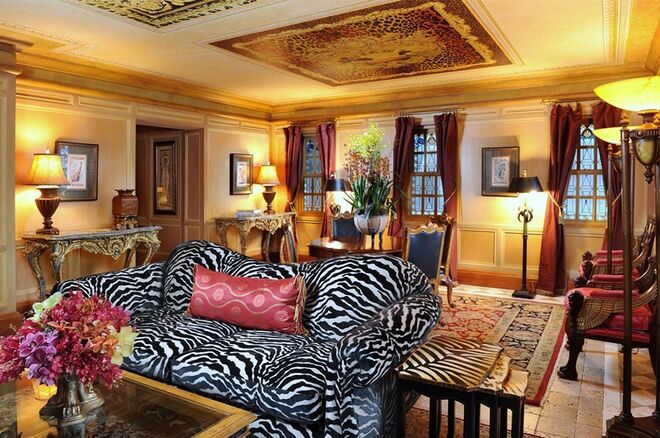 PORTAS E PASSAGENS SECRETAS | O arquiteto Alden Freeman queria ter a possibilidade de se mover rapidamente pela mansão e por essa razão criou várias passagens secretas. Gianni Versace usava muito aquela que ligava o seu quarto ao salão principal da casa. Hoje, estas passagens estão interditas aos hóspedes.