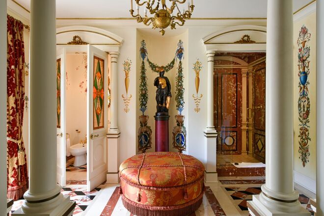 VERSACE USAVA POMBAS MENSAGEIRAS | Debaixo da grande varanda da casa, nas suas traseiras, existia uma gaiola grande que servia de casa para as muitas pombas mensageiras que Versace tinha. Existem mesmo rumores de que ele e os seus amigos trocavam mensagens secretas assim.