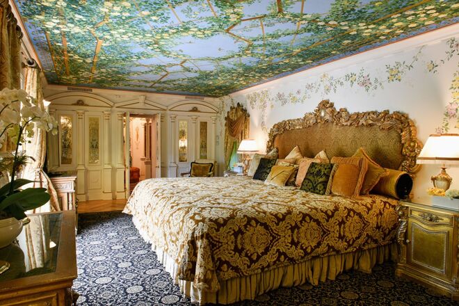 GUARDA-ROUPAS POR TODA A CASA | Versace quis colocar armários secretos em vários cantos da casa para guardar todas as suas peças de roupa. Os 2136 metros quadrados que tinha não eram suficientes.