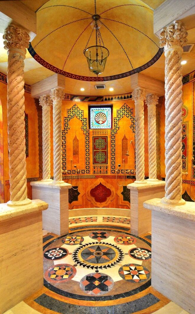 CASA DE BANHO DE OURO | É uma das peças mais caras de toda a mansão e uma das poucas propriedades de Gianni Versace que a sua irmã Donatella não vendeu. Uma casa de banho pequena toda forrada a mármore e com uma sanita feita em ouro.