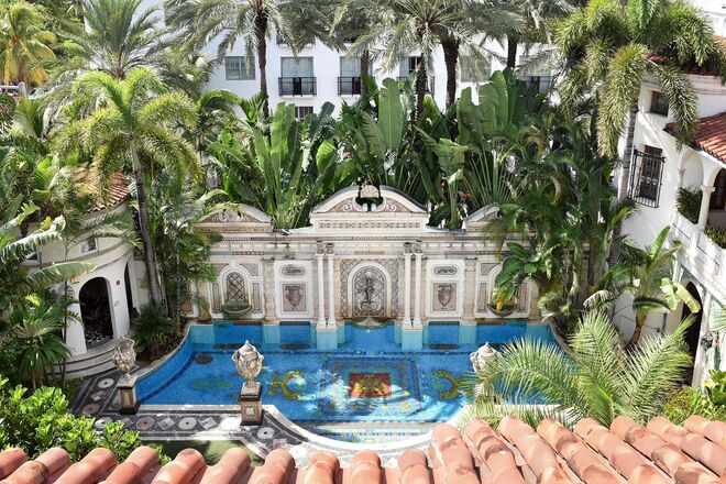MOSAICO COM MENSAGEM SECRETA | Diz-se que os mosaicos da casa ocultam uma mensagem secreta. Se olharmos atentamente para o fundo da piscina, o complexo desenho terá uma mensagem por decifrar.