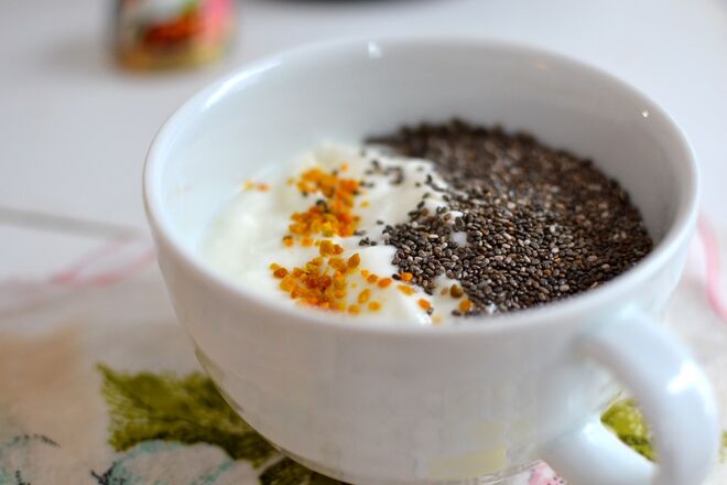 É composto por aminoácidos essenciais, vitaminas e minerais.