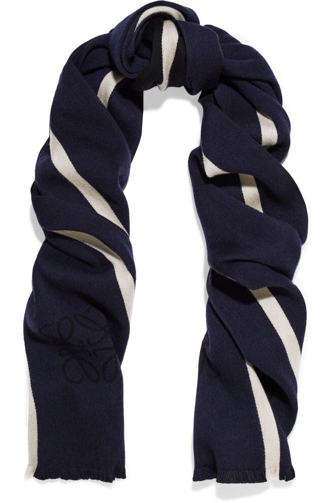 Cachecol, €250, Loewe, em net-a-porter.com