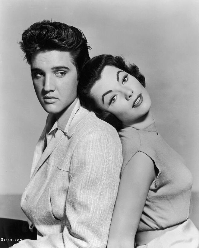 Com a atriz Judy Tyler no musical 'Jailhouse Rock' (Os Prisioneiros do Rock & Roll), em 1957