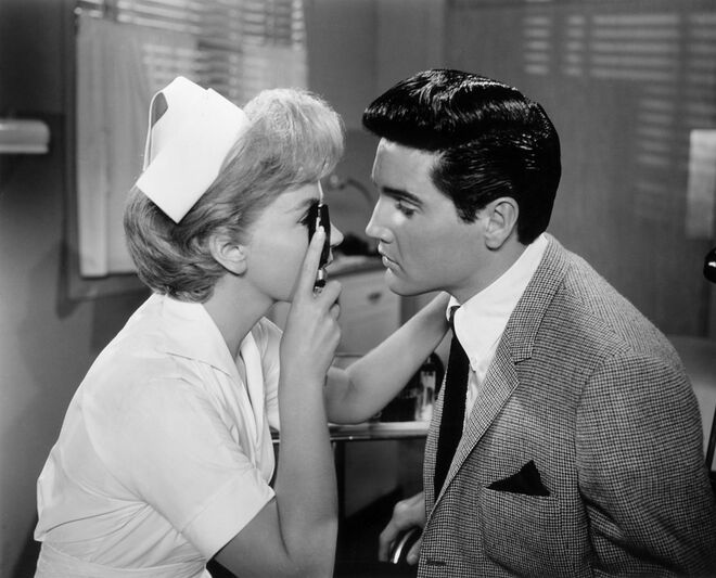 Com Joan O'Brien no filme de Norman Taurog 'It Happened At The World's Fair' (Loiras, Morenas e Ruivas) em 1964