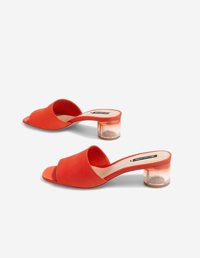 Mules, €19,95, Stradivarius