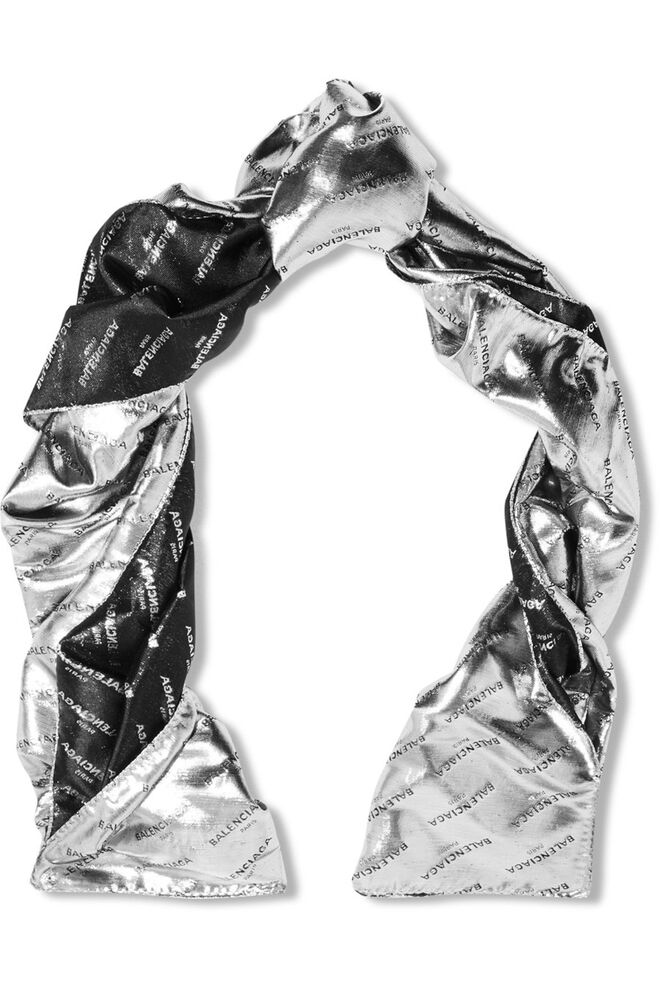 Lenço, €195, Balenciaga em net-a-porter.com