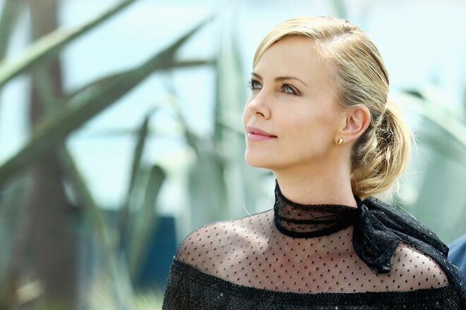 Charlize Theron | Todas as amas contratadas por Charlize Theron alegavam o mesmo: a atriz era fria, não permitindo sequer que olhassem ou falassem com ela, e que se quisessem passar alguma informação acerca dos filhos à própria teriam que detalhar sempre tudo num diário e fazê-lo chegar a si. 
