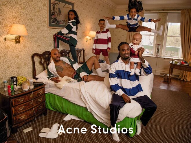 Acne Studios lança campanha com pais homossexuais