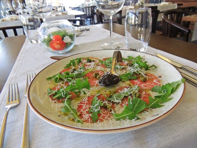 Bar e Bistro do Puralã Wool Balley Hotel & Spa, chef Hélder Bernardino | Carpaccio de vitela com chutney de cebola roxa e parmesão, €6,20