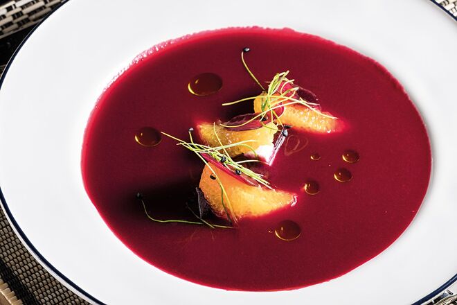 Cozinha da Clara, chef Pedro Cardoso | Gaspacho de beterraba com queijo de cabra e laranja, €6,80