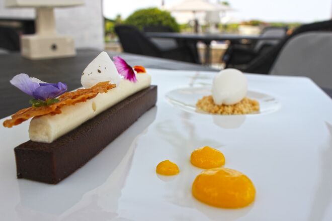 Louro, chef Osvalde Silva | Flor de Laranjeira, uma combinação algarvia com compota de laranja, pudim de alfarroba, gelado de flor de laranjeira e crumble de amêndoas, €12