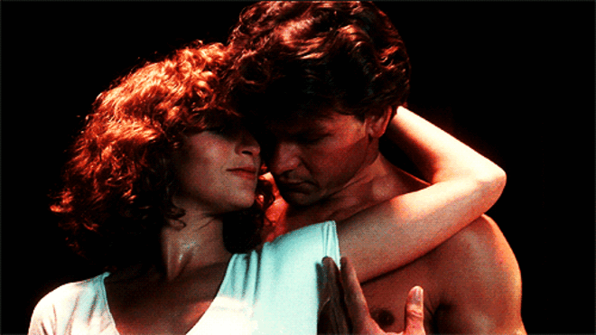 3. Na cena em que Jennifer Grey se ria depois de Patrick Swayze lhe passar a mão pelo corpo, a frustração no rosto de Swayze era real. É uma das cenas mais genuínas do filme porque a protagonista era sensível a cócegas, e a já tinham sido feitas várias tentativas. Swayze, por sua vez, sentia-se frustrado pelas inúmeras tentativas.