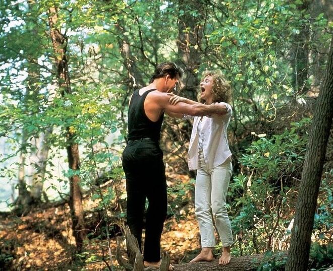 6. Swayze quis fazer as acrobacias sozinho. Nas cenas filmadas em cima do tronco, o ator não quis que nenhum sósia o substituísse, acabando por cair várias vezes e magoar o joelho. 